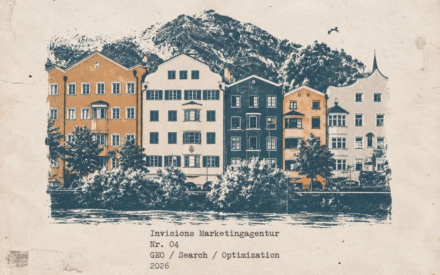 Druckgrafik auf vergilbtem Papier: eine Häuserzeile am Fluss nach Innsbrucker Vorbild, fünf Fassaden in Ocker, Creme und Blau mit Erkern, davor Bäume und Wasser, dahinter eine Bergkette, darunter getippt Invisions Marketingagentur, Nr. 04, GEO / Search / Optimization, 2026