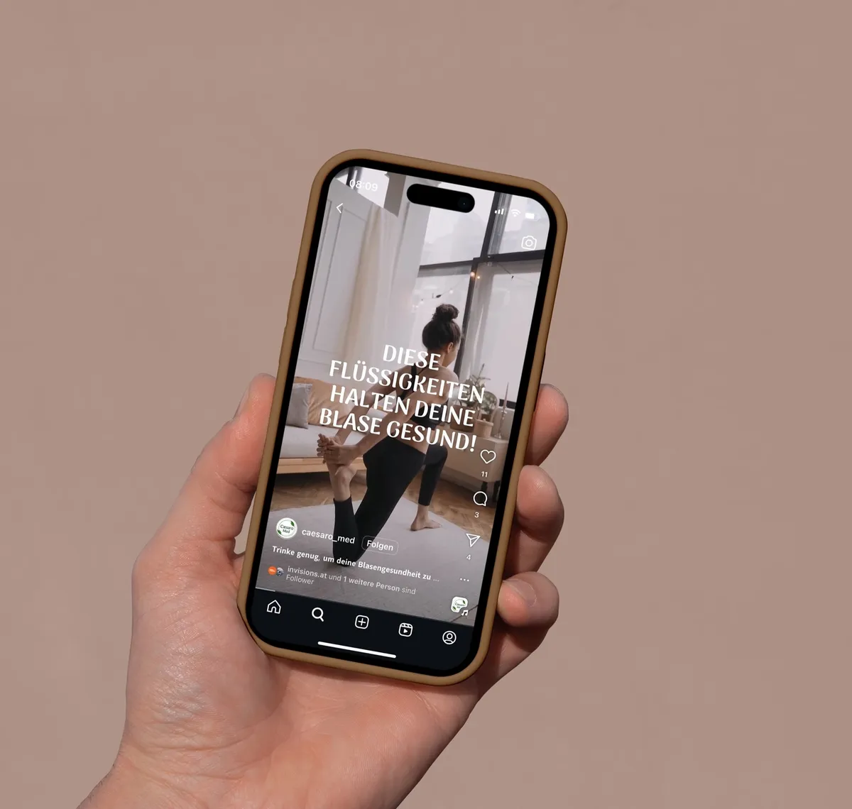 Caesaro Med: Hand hält ein Smartphone mit einem Reel zur Blasengesundheit