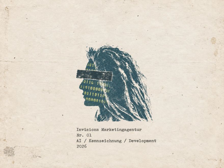 Druckgrafik auf vergilbtem Papier: ein Kopf im Profil, dessen Gesicht aus gelbgrünen Nullen und Einsen besteht und dessen Augen ein schwarzer Balken verdeckt, darunter getippt Invisions Marketingagentur, Nr. 01, AI / Kennzeichnung / Development, 2026