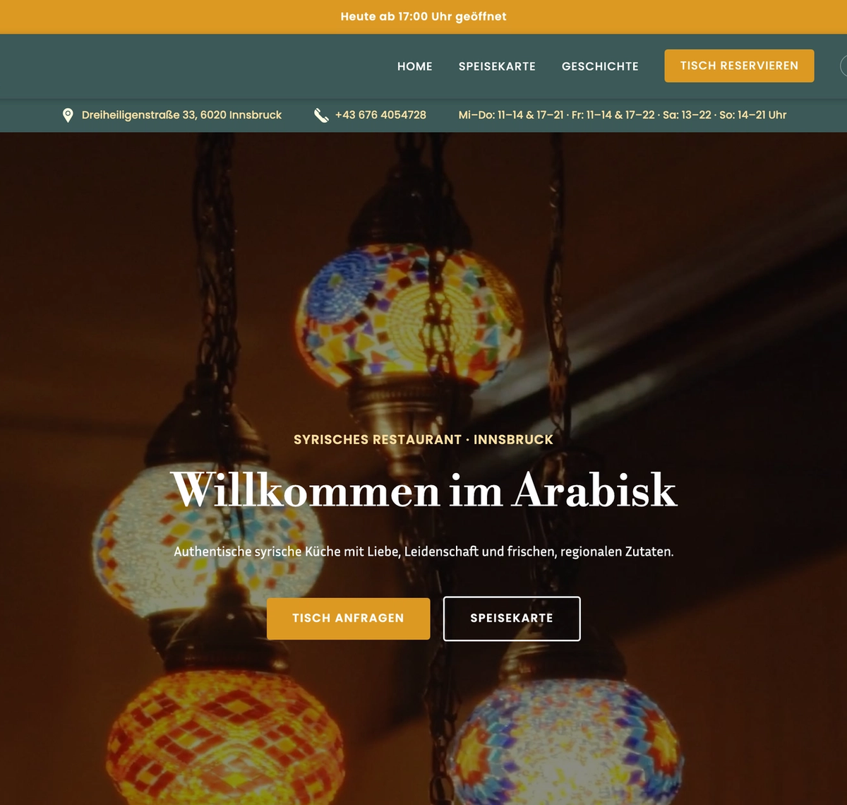 Arabisk: Startseite von arabisk.at: der Gastraum des syrischen Restaurants Arabisk in Innsbruck unter orientalischen Leuchten