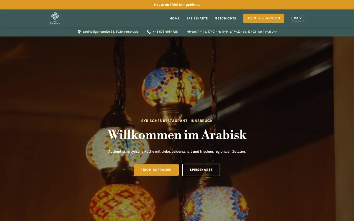 Arabisk: Startseite von arabisk.at: der Gastraum des syrischen Restaurants Arabisk in Innsbruck unter orientalischen Leuchten
