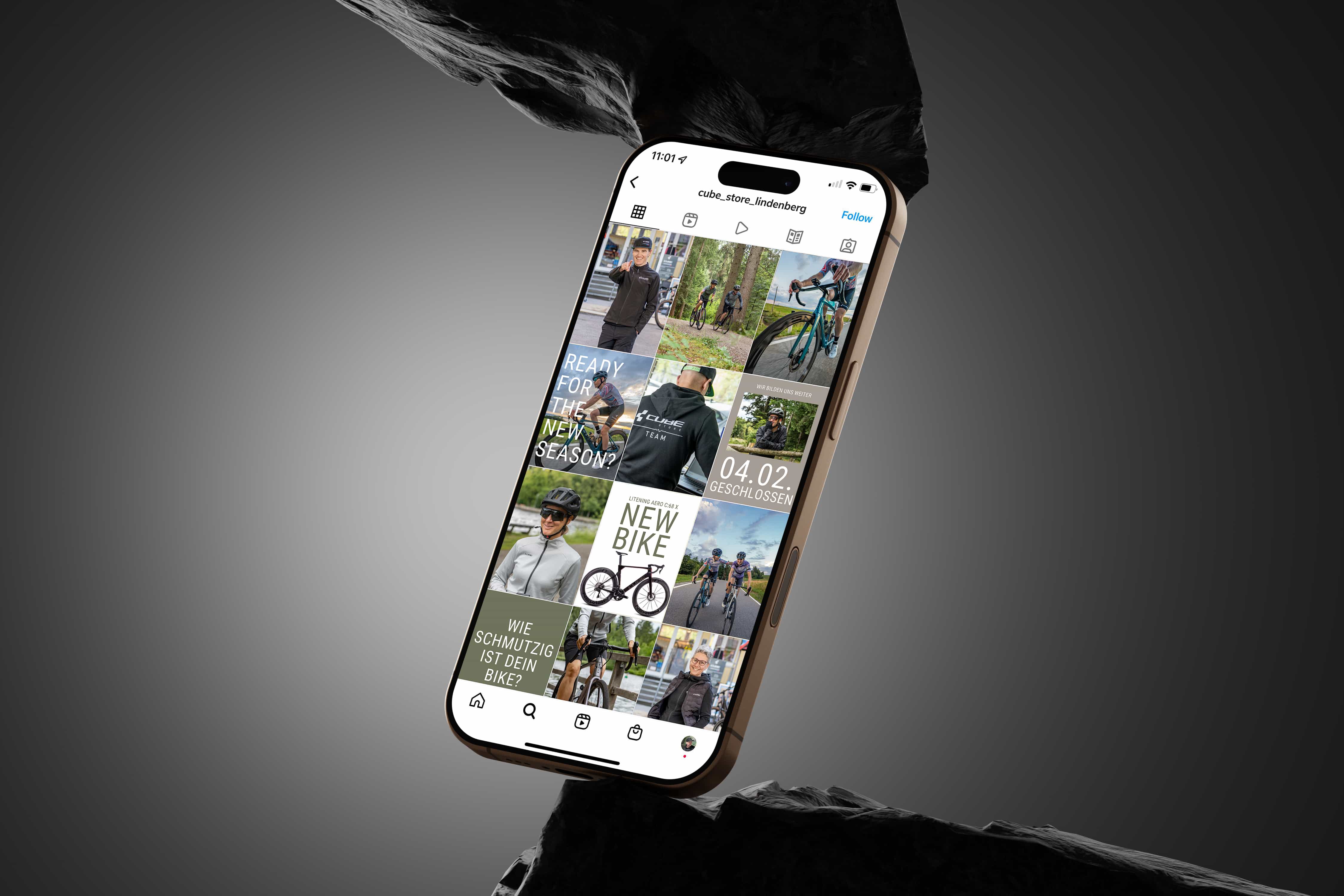 Social Media für den CUBE Store Lindenberg: ein Telefon auf dunklem Fels zeigt das Instagram-Profil des Stores mit dem gestalteten Beitragsraster.
