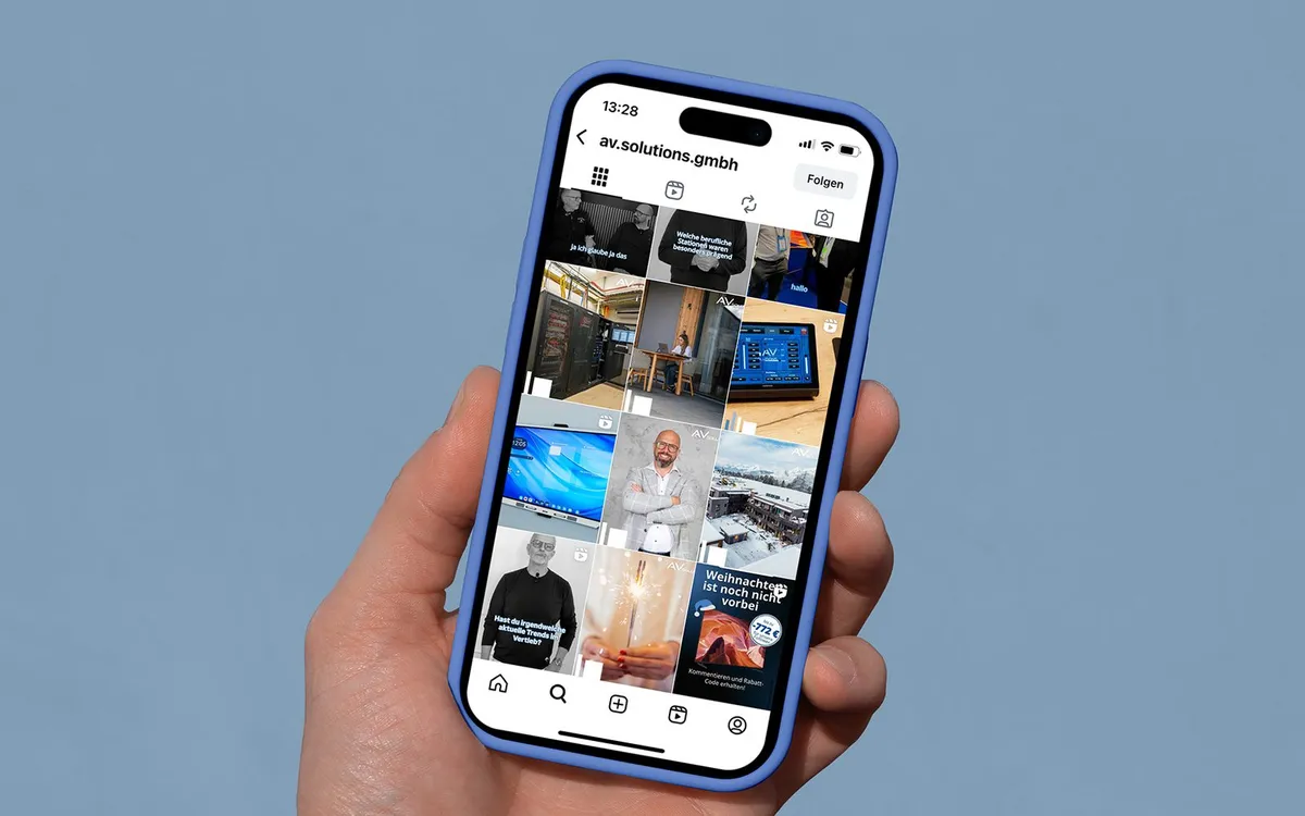Social Media: Hand hält ein Smartphone mit dem Instagram-Auftritt von av.solutions.gmbh