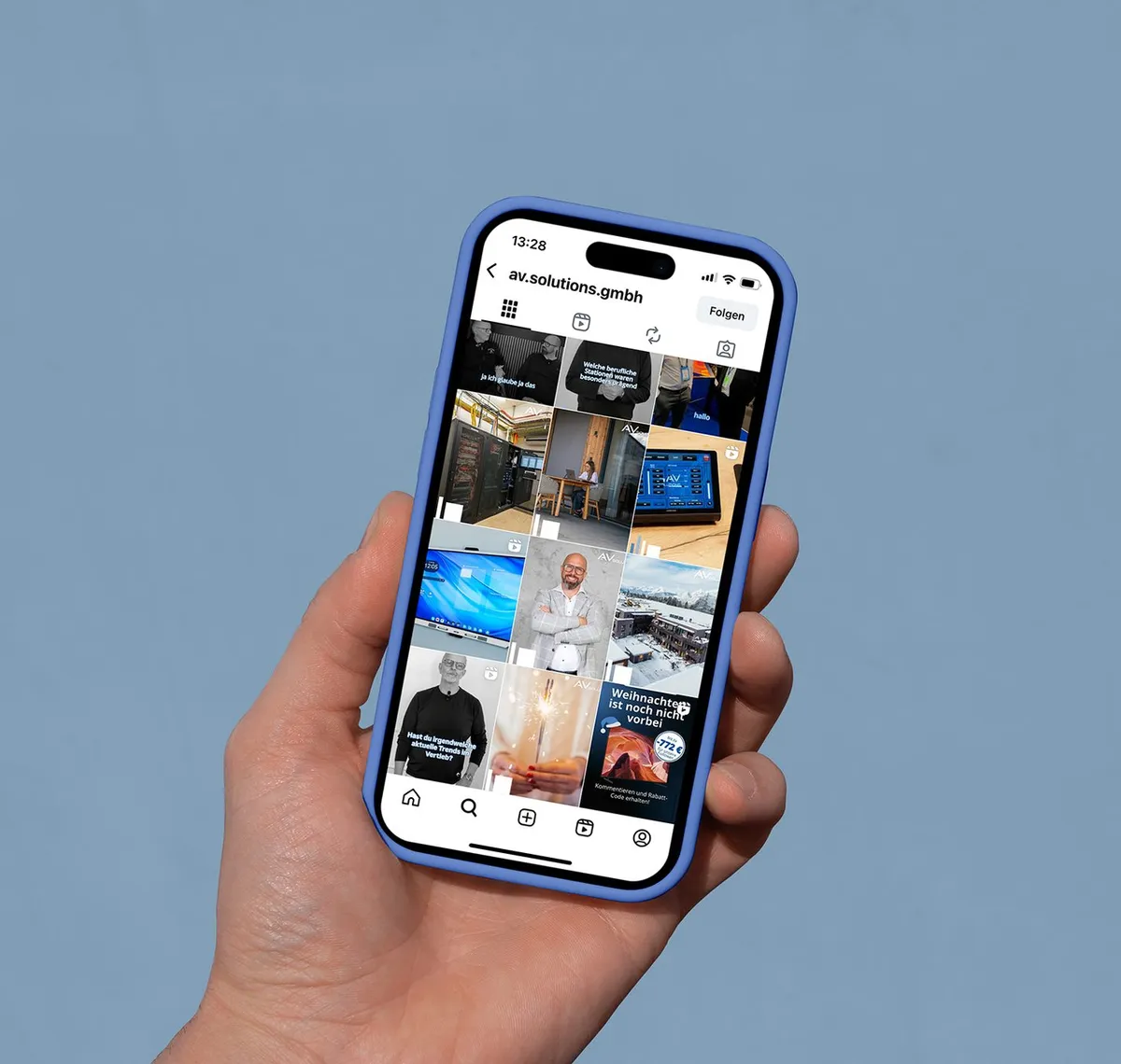 AVsolutions: Hand hält ein Smartphone mit dem Instagram-Auftritt von av.solutions.gmbh