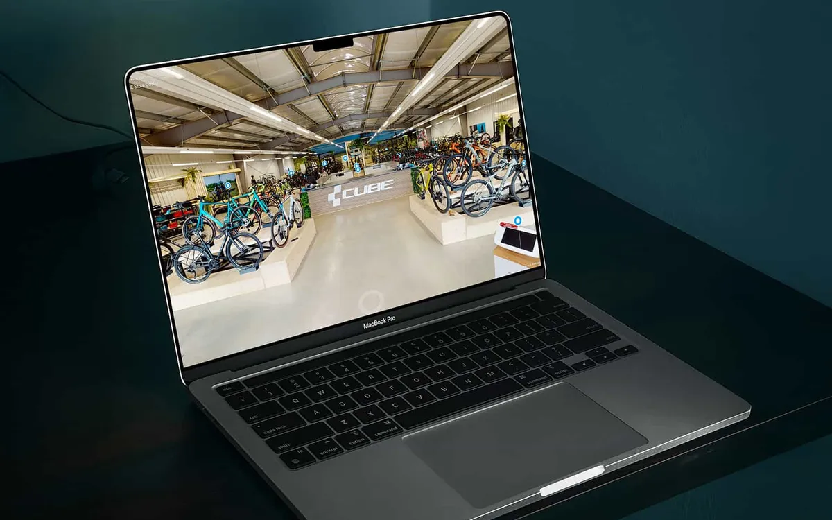 Matterport Rundgang CUBE Store Goslar: Laptop zeigt den 360-Grad-Rundgang durch einen großen Fahrradverkaufsraum