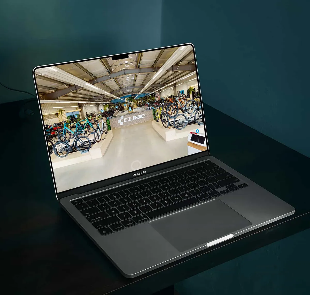 V&S Bike GmbH: Laptop zeigt den 360-Grad-Rundgang durch einen großen Fahrradverkaufsraum