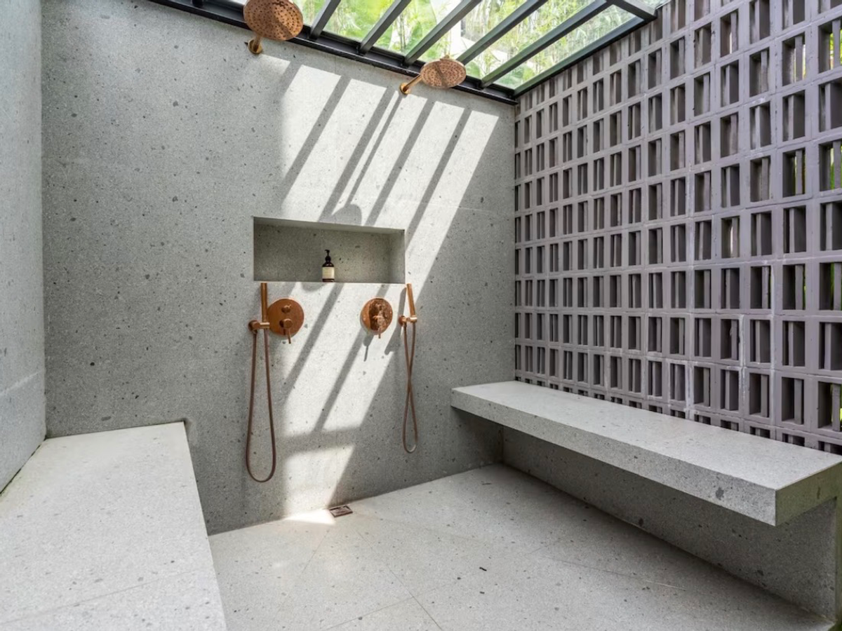 BRUTALIST TROPICAL VILLA – 5 BEDROOMS – UMALAS — 5-bedroom villa for sale in Umalas, Bali (photo 29)