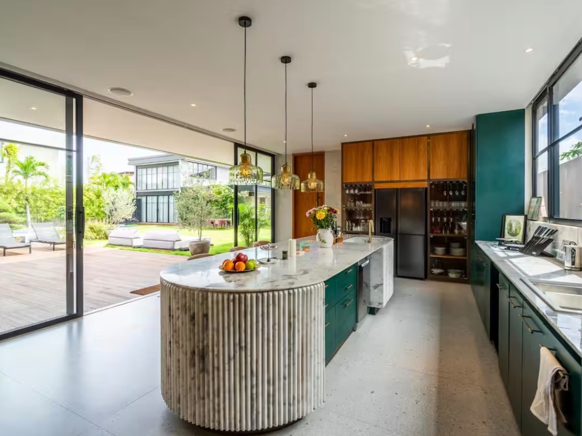 BRUTALIST TROPICAL VILLA – 5 BEDROOMS – UMALAS — 5-bedroom villa for sale in Umalas, Bali (photo 6)