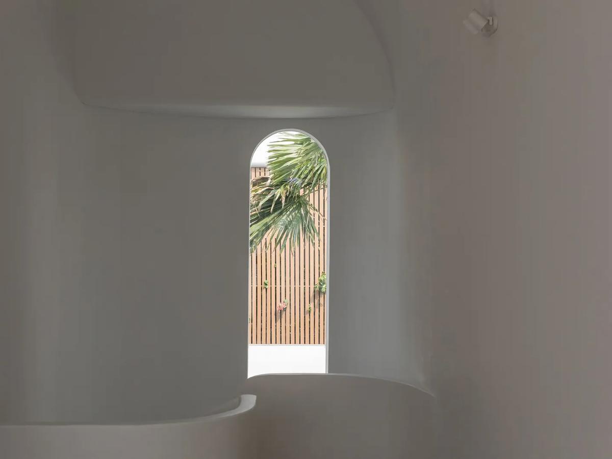 Curved Architectural Villa - 15