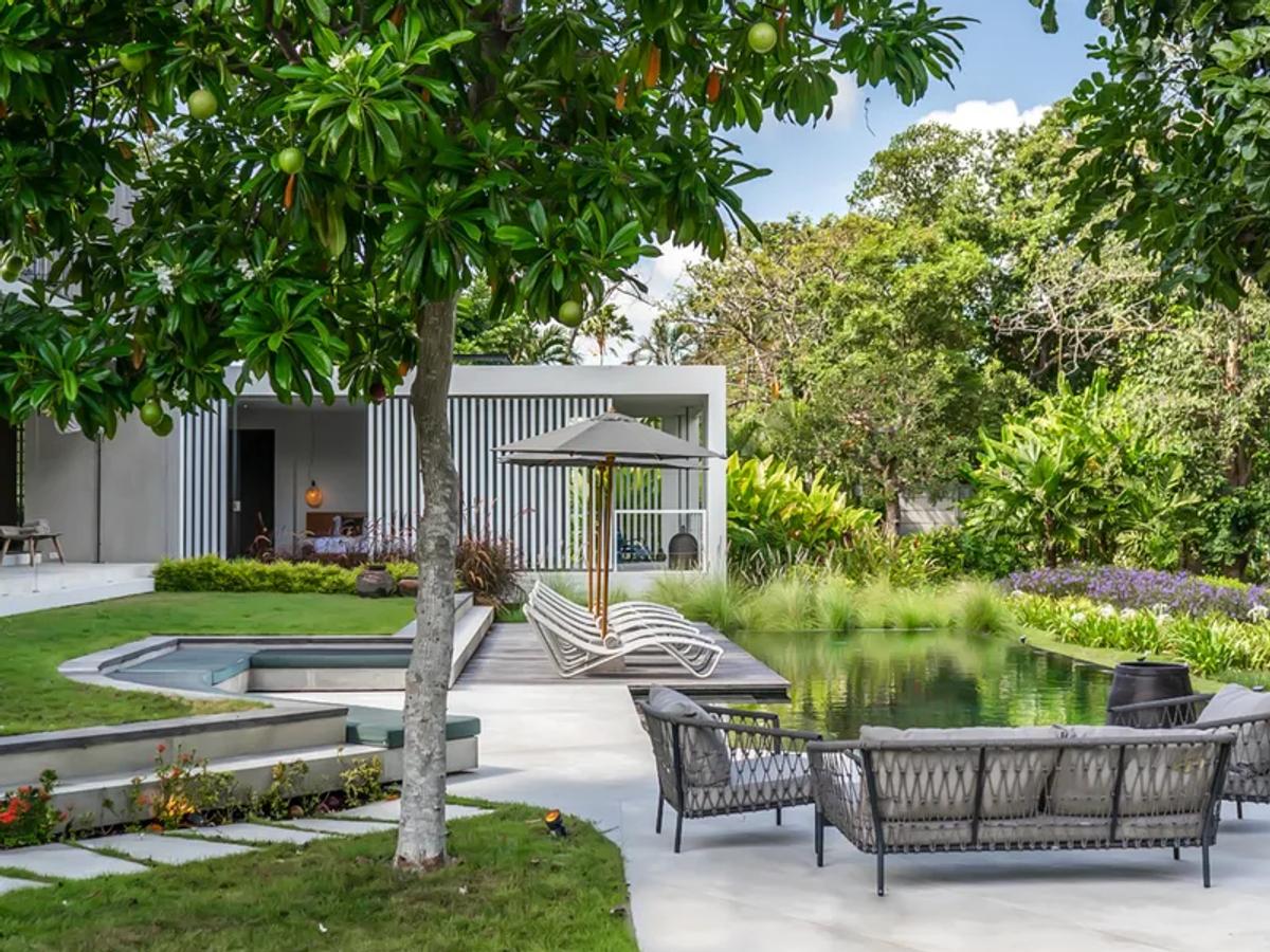 Stunning Architectural Villa With Garden - 15