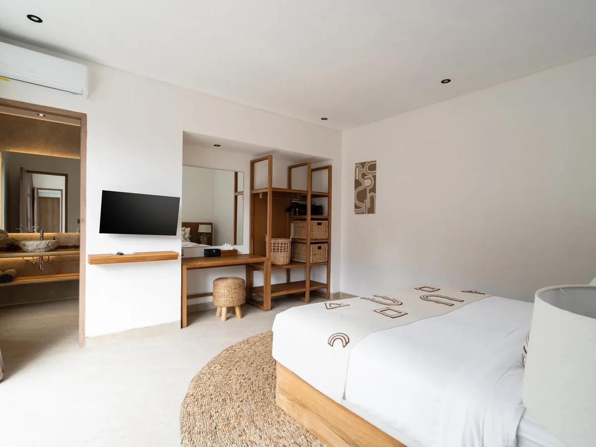 Contemporary Poolside Villa Retreat - 14