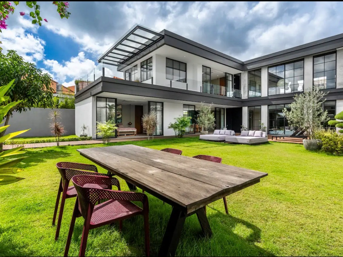 BRUTALIST TROPICAL VILLA – 5 BEDROOMS – UMALAS — 5-bedroom villa for sale in Umalas, Bali (photo 32)