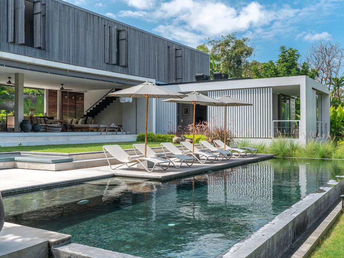 Stunning Architectural Villa With Garden - 1