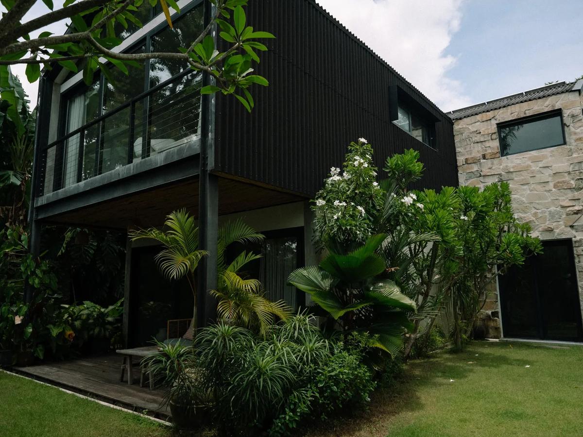 Familial Industrial Villa - 4