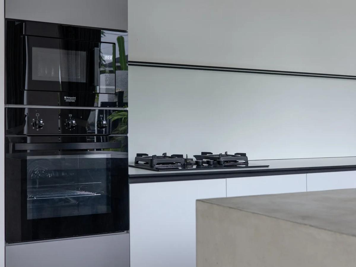 Monochrome Geometry Villa - 10