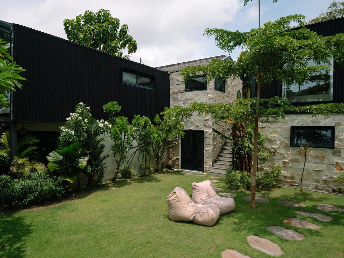 Familial Industrial Villa - 5