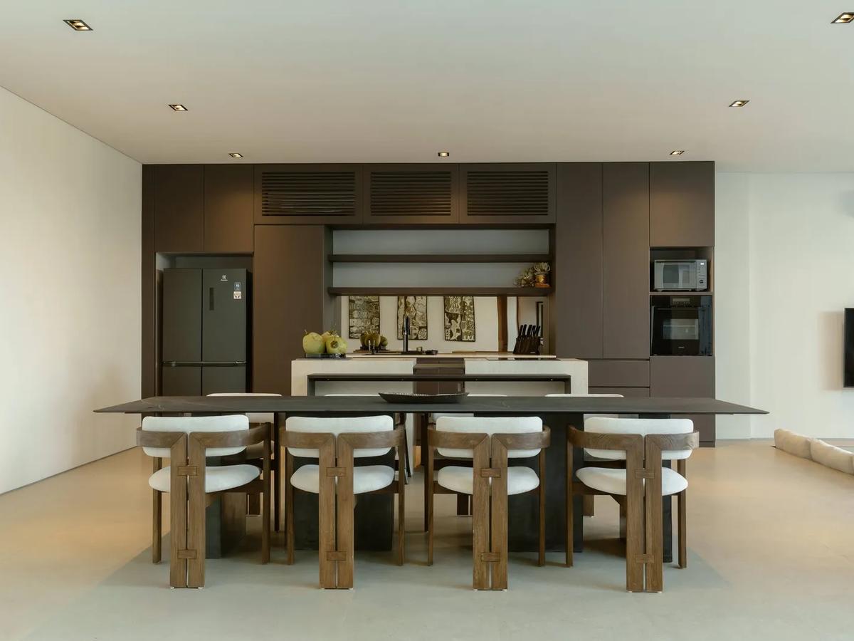 Bold Lines & Natural Textures Villa - 11