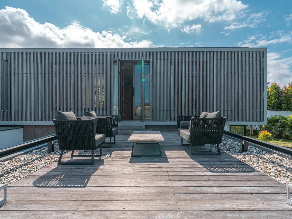 Stunning Architectural Villa With Garden - 4