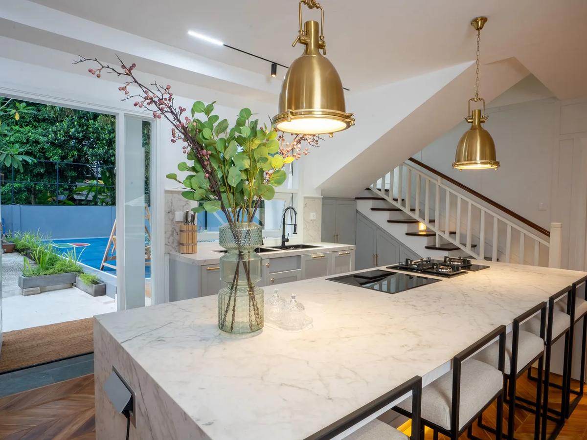 Contemporary Sactuary Framed By Nature - 15