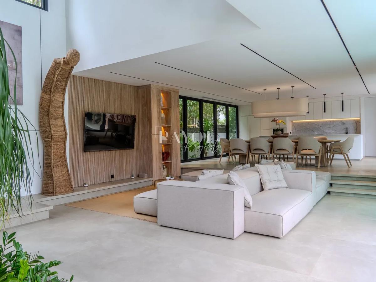 Striking Contemporary Hideaway - 8