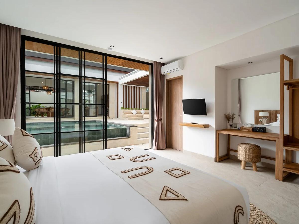 Contemporary Poolside Villa Retreat - 12