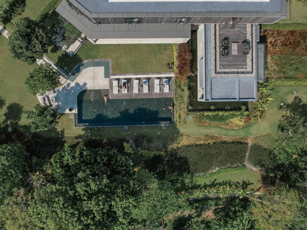 Stunning Architectural Villa With Garden - 11