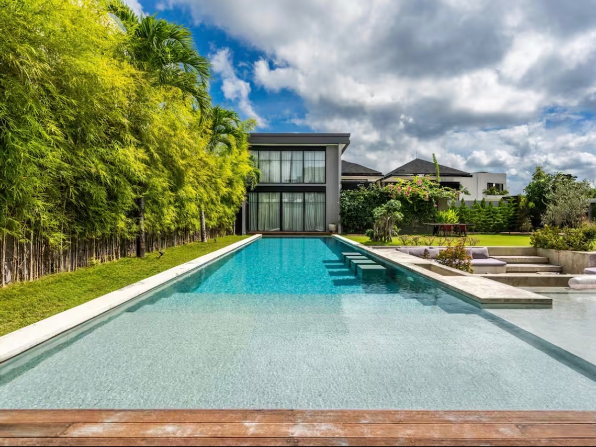 BRUTALIST TROPICAL VILLA – 5 BEDROOMS – UMALAS — 5-bedroom villa for sale in Umalas, Bali (photo 36)