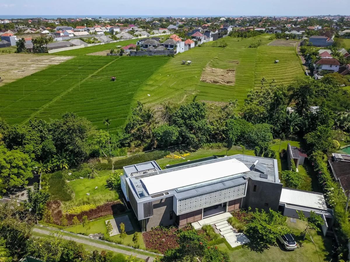 Stunning Architectural Villa With Garden - 14