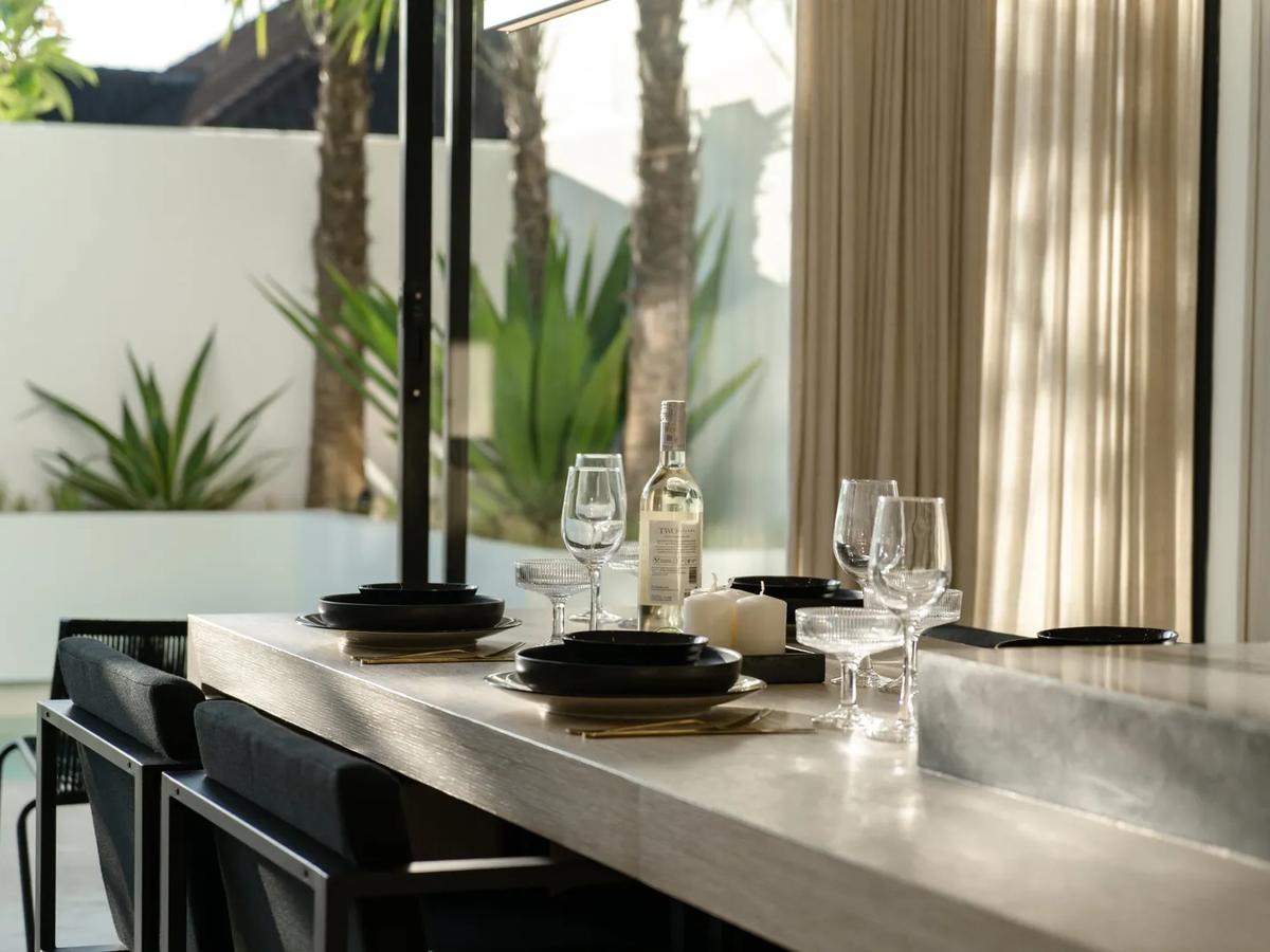 Bright Minimalist Villa - 14