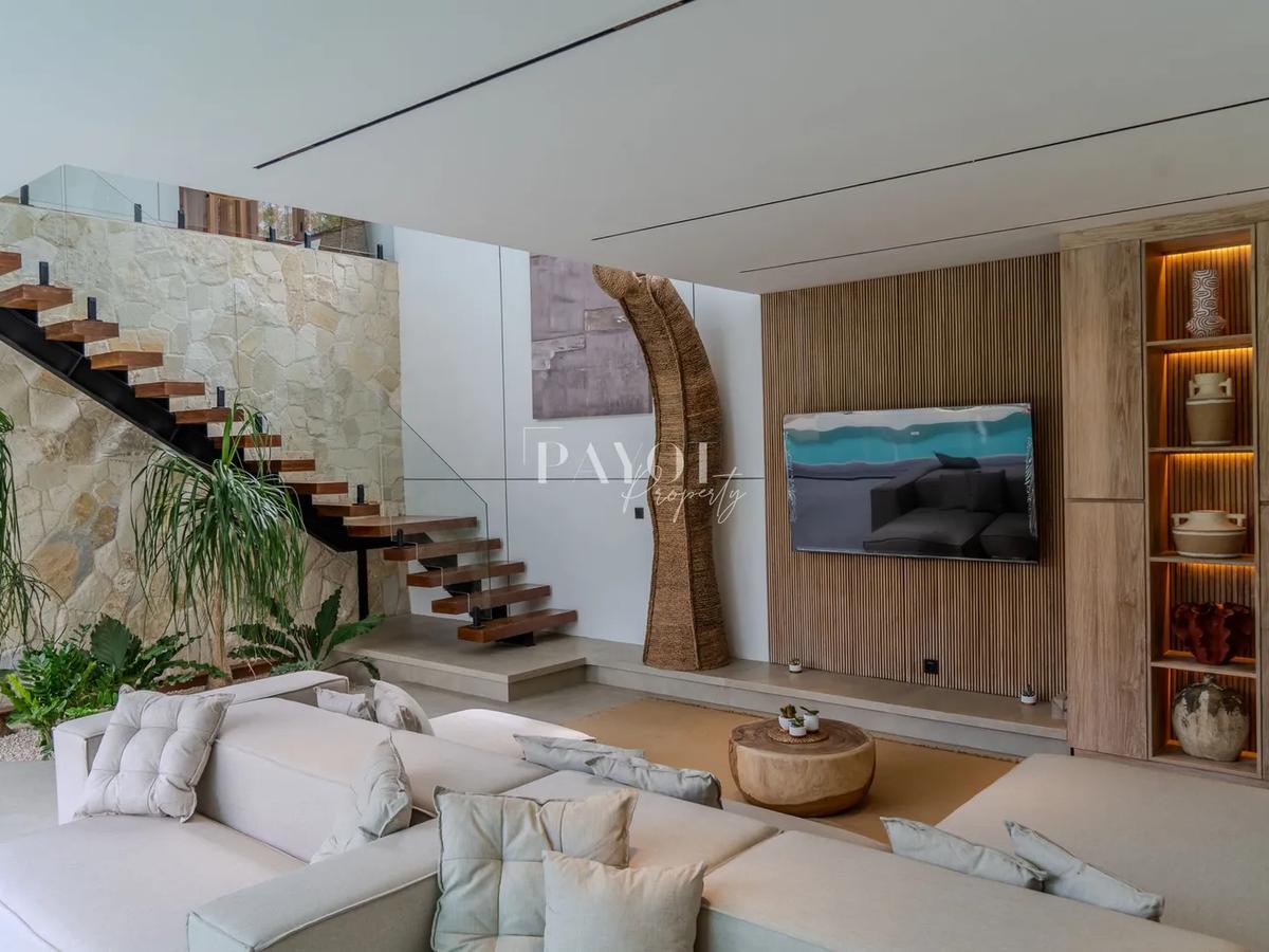 Striking Contemporary Hideaway - 9