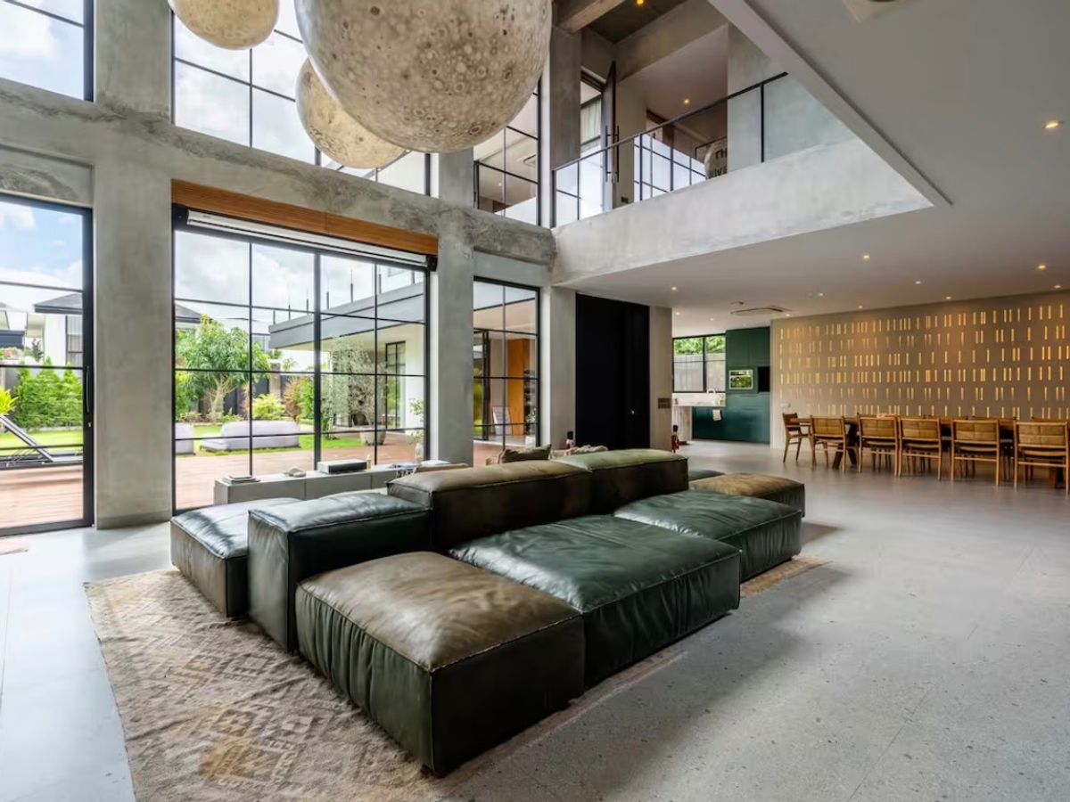 BRUTALIST TROPICAL VILLA – 5 BEDROOMS – UMALAS — 5-bedroom villa for sale in Umalas, Bali (photo 4)