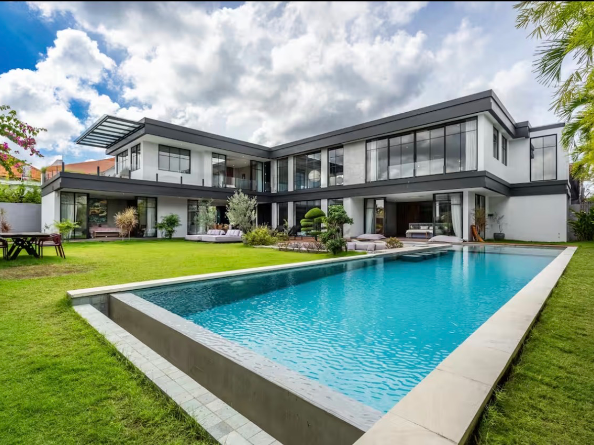 BRUTALIST TROPICAL VILLA – 5 BEDROOMS – UMALAS — 5-bedroom villa for sale in Umalas, Bali (photo 37)