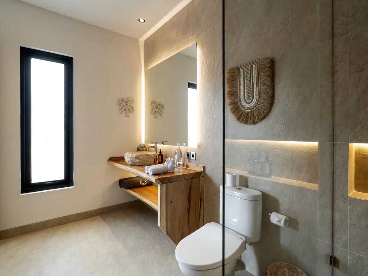 Contemporary Poolside Villa Retreat - 13