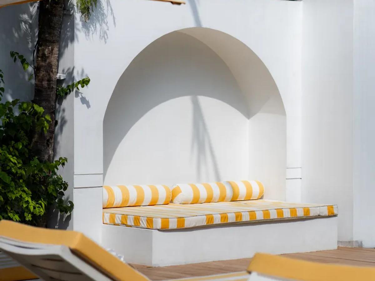 Contemporary Sactuary Framed By Nature - 7