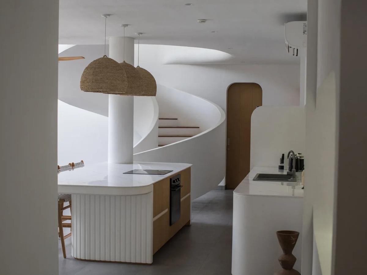 Curved Architectural Villa - 4