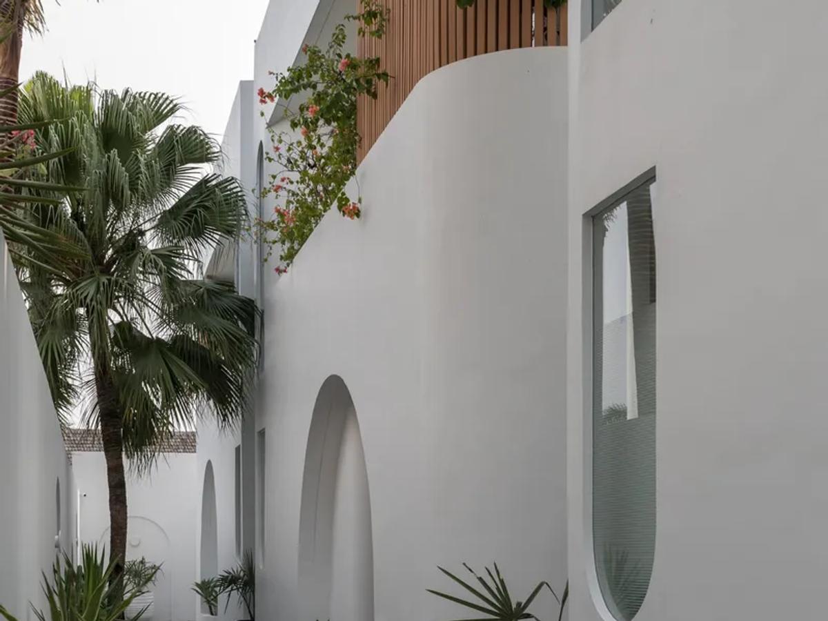 Curved Architectural Villa - 7