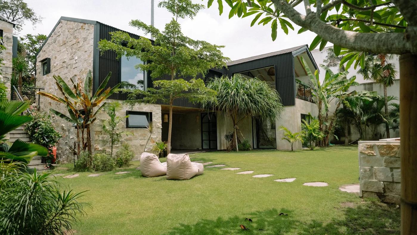 Familial Industrial Villa - Photo 1