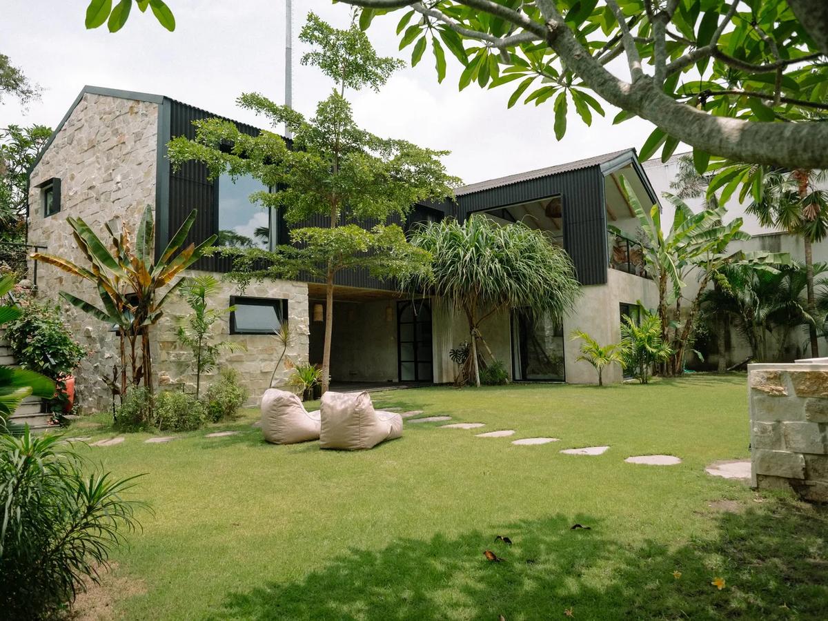 Familial Industrial Villa - 1