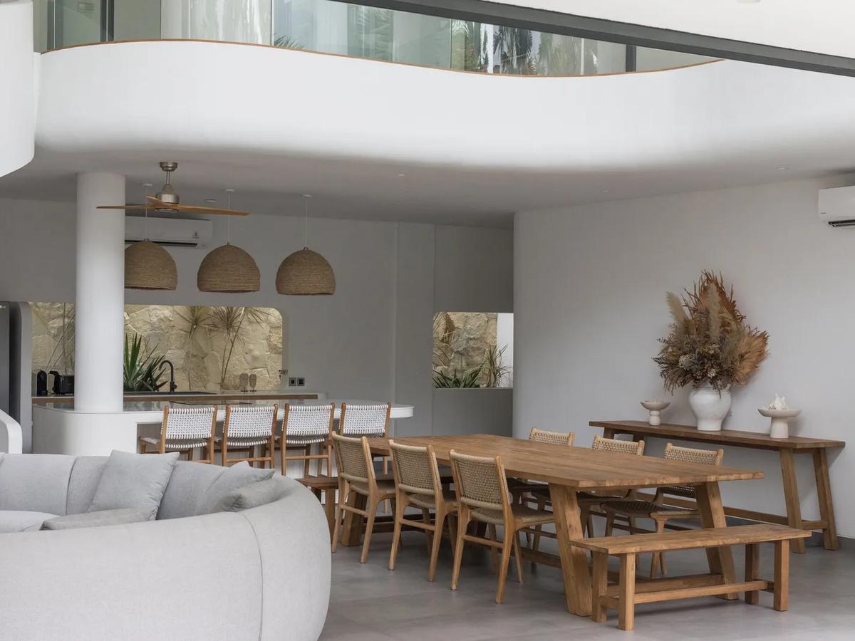 Curved Architectural Villa - 10