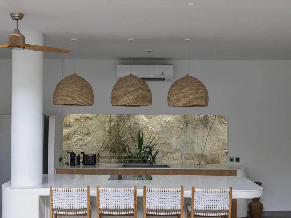 Curved Architectural Villa - 12