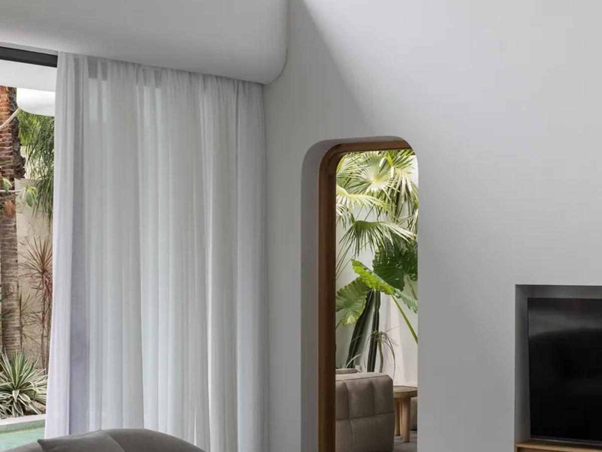 Curved Architectural Villa - 15