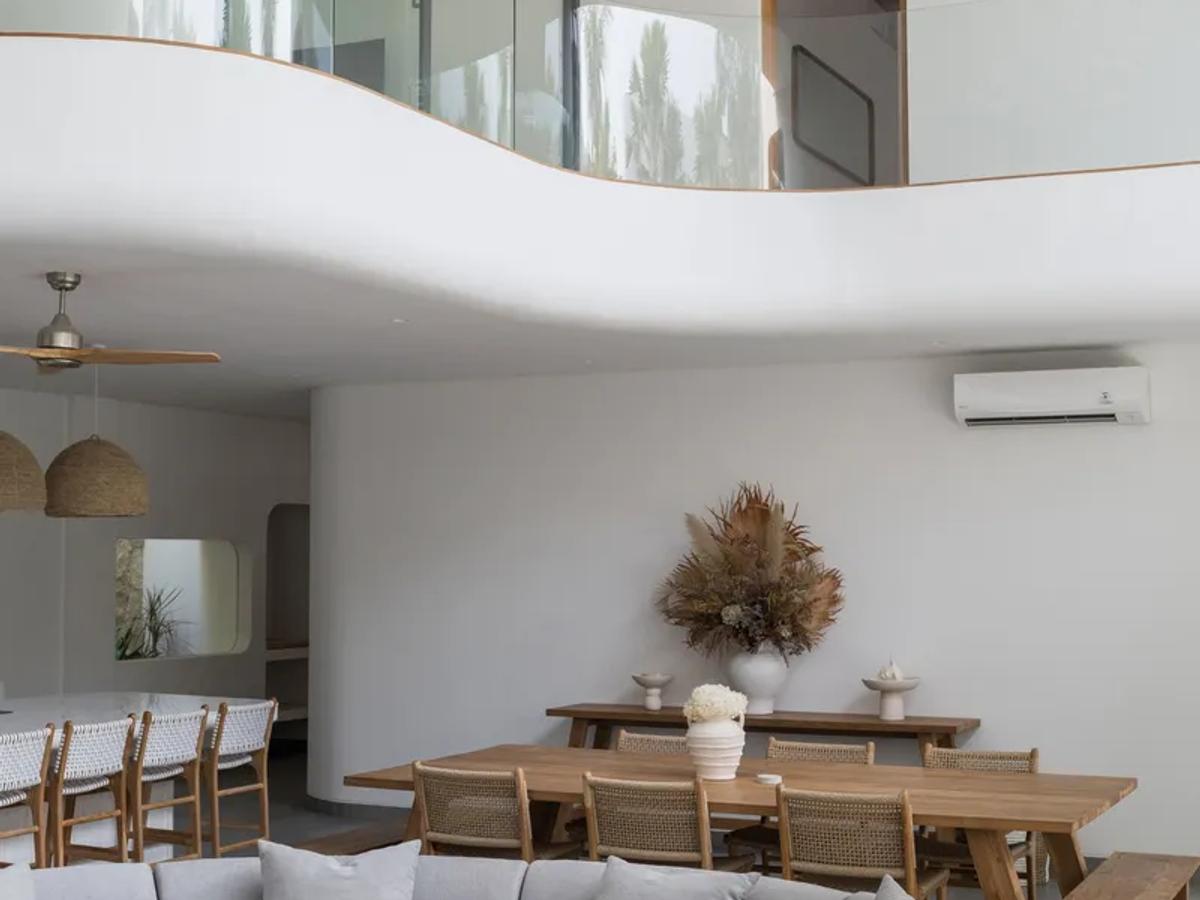 Curved Architectural Villa - 7