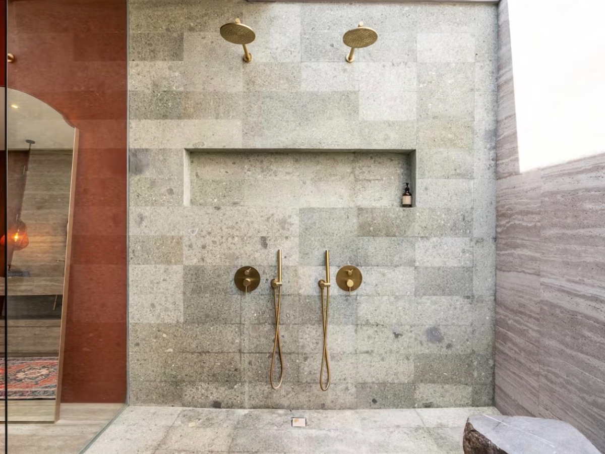 BRUTALIST TROPICAL VILLA – 5 BEDROOMS – UMALAS — 5-bedroom villa for sale in Umalas, Bali (photo 22)