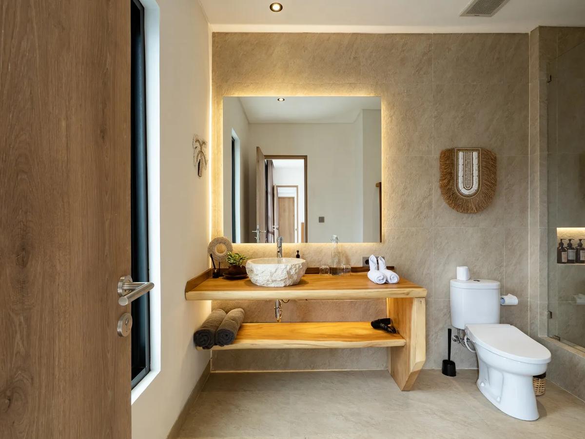 Contemporary Poolside Villa Retreat - 15