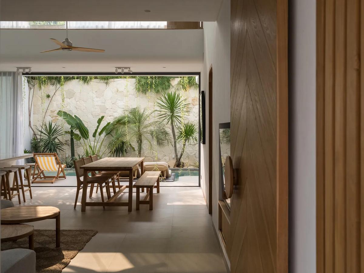 Curved Architectural Villa - 4