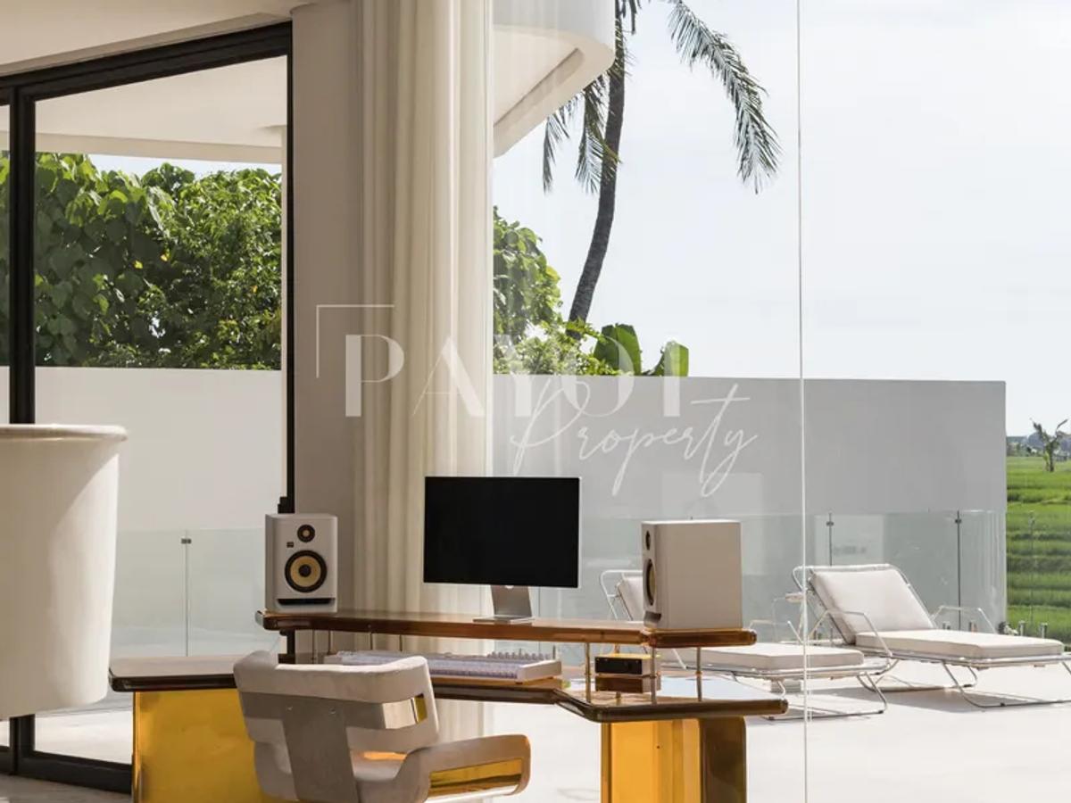 Architectural Masterpiece With Organic Curves - 10