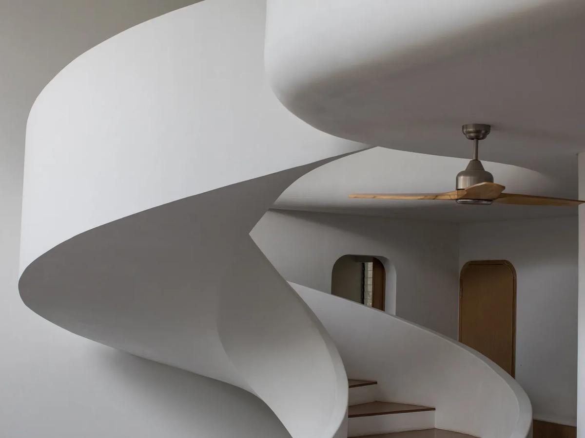 Curved Architectural Villa - 14
