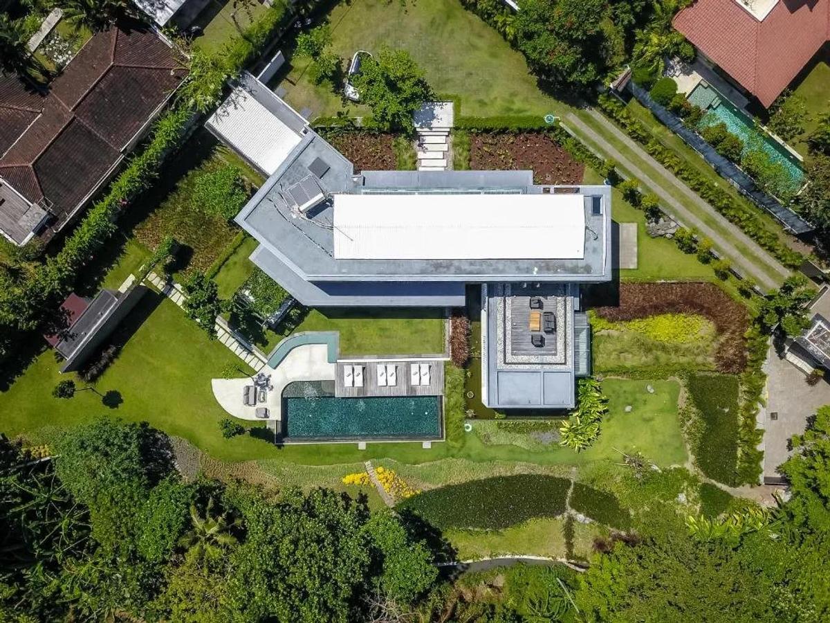 Stunning Architectural Villa With Garden - 5