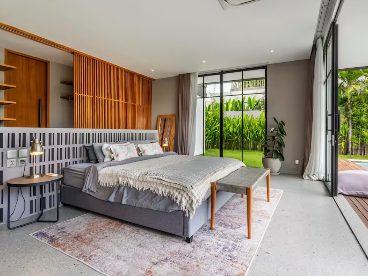 BRUTALIST TROPICAL VILLA – 5 BEDROOMS – UMALAS — 5-bedroom villa for sale in Umalas, Bali (photo 19)