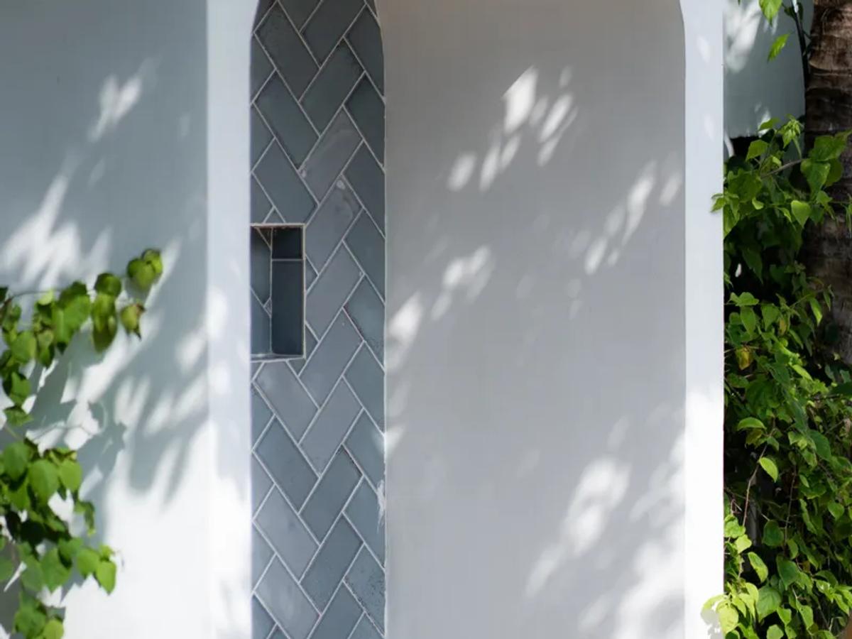 Contemporary Sactuary Framed By Nature - 9